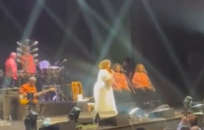 Alcione faz show em homenagem a Moraes e manda recado para Trump