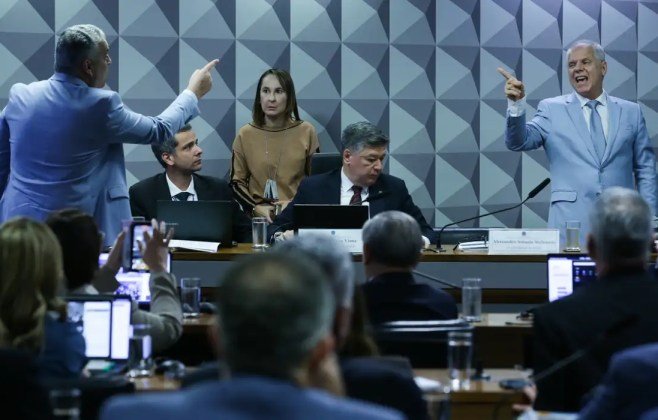 Ex-presidente do INSS se nega a responder perguntas de relator da CPI