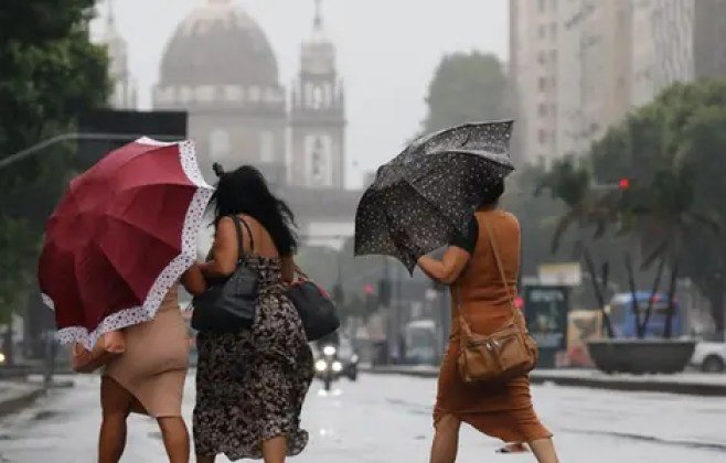 Frente fria intensifica tempestades em seis estados a partir desta sexta-feira (12)